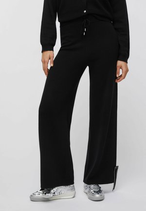 - Spodnie materiałowe