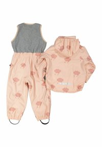 Rosa regnsett med molnmönster och en matchande huva. Byxorna har elastiska muddar och en mjuk grå tygöverdel.