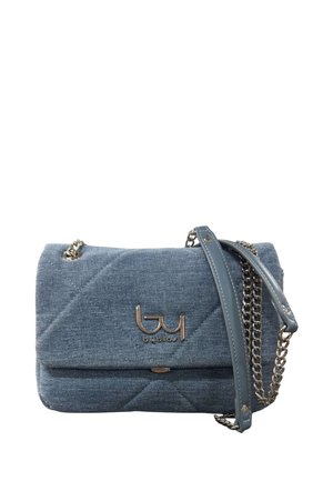 Borsa a tracolla in denim trapuntato blu con tracolla a catena argentata e logo metallico sulla chiusura della patta frontale.