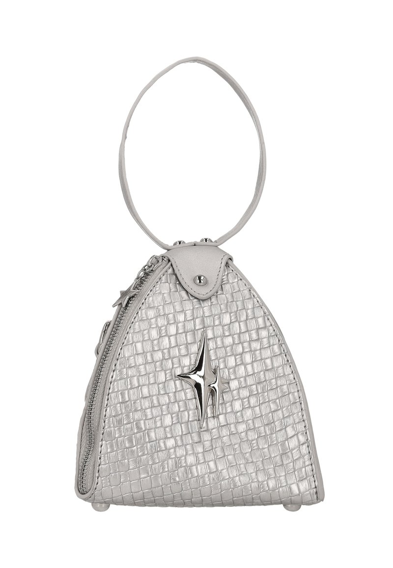 Silverfärgad handväska i konstläder med triangulär form och strukturerad yta, utrustad med dragkedjestängning och en stjärnformad detalj på framsidan.