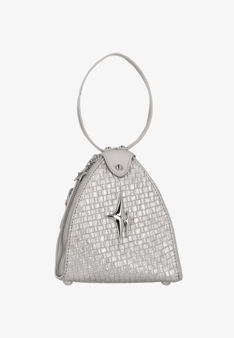 Silverfärgad handväska i konstläder med triangulär form och strukturerad yta, utrustad med dragkedjestängning och en stjärnformad detalj på framsidan.