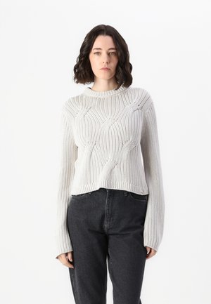 Pull en tricot gris clair avec texture côtelée, col rond et manches amples. Design court avec des motifs en vagues subtils.