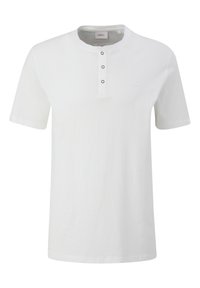 Valkoinen lyhythihainen henley-t-paita, joka on valmistettu puuvillasta. Siinä on pyöreä pääntie, kolmonen napin lista ja pieni brodeerattu logo rinnassa.