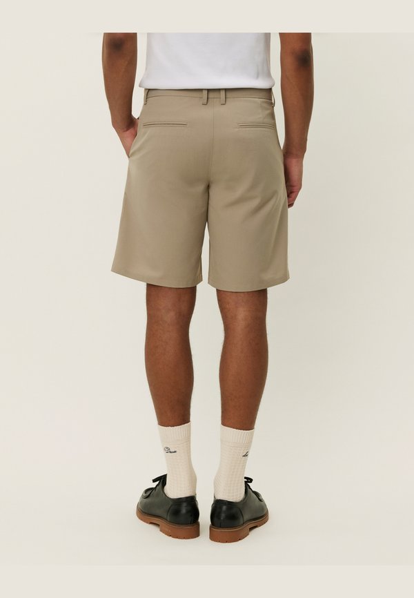 COMO REG SOLID - Shorts - dark sand3
