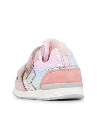Sneaker sintetiche rosa con lati paillettati, dettagli grigi e una chiusura a strappo. Presentano un tacco in suede rosa texturizzato e una suola bianca.