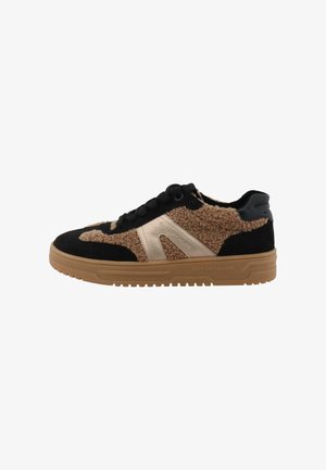 Sneaker mit einem schwarzen Wildlederboden, beigem strukturiertem Stoffobermaterial und metallischen goldenen Akzenten. Verfügt über schwarze Schnürsenkel und eine geriffelte Kautschuksohle.