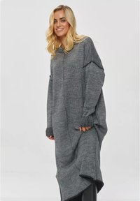 Makadamia LUŹNYM KROJU szary