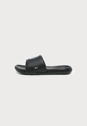 Schwarze Nike Slide-Sandale mit gepolsterter Sohle, breitem Riemen mit kleinem weißem Nike-Logo, auf einfachem hellem Hintergrund.
