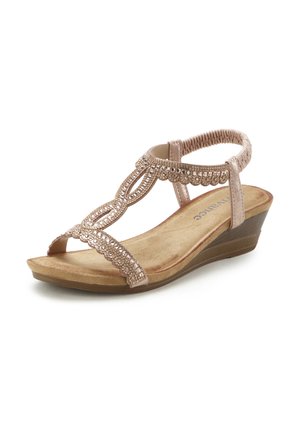 Wedge-Sandale in Roségold mit dekorativer Perlenstickerei und gewellten Akzenten. Verfügt über eine gepolsterte Innensohle und elastische Riemen für einen sicheren Sitz.