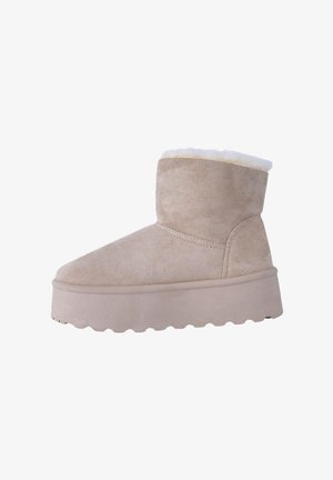 Beige Wildleder-Ankle-Boot mit plüschigem weißen Futter, dicker Plateausohle und runder Zehenform. Glatte Textur mit genähten Details.