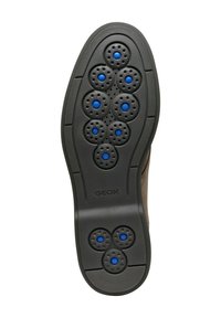 Suela de zapato de goma negra con ventilaciones circulares azules y secciones texturizadas para mayor agarre, de forma ovalada y con la marca Geox visible.