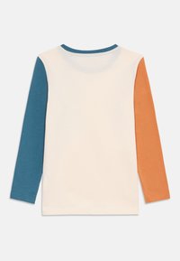 Langarmshirt mit einem cremefarbenen Körper und türkisfarbenen sowie orangen Ärmeln. Runder Ausschnitt mit kontrastierendem Besatz. Weicher Baumwollstoff.