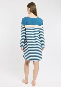 Robe rayée en bleu, crème et rose clair, dotée de manches longues et d'uncol rond, avec une coupe décontractée et un ourlet au genou.