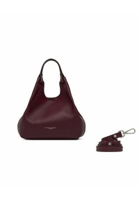 Sac à main en cuir bordeaux avec une finition texturée, une forme souple et des poignées doubles. Comprend une bandoulière amovible assortie pour plus de polyvalence.