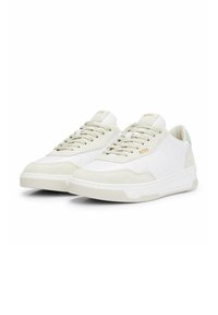 Weiße Sneakers mit beige Wildledereinlagen, Schnürdesign, strukturierten Sohlen und subtiler goldener Markenkennzeichnung auf der Zunge. Minimalistischer Stil.