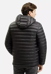 Czarna kurtka puchowa z kapturem, z poziomymi pikowanymi panelami i gładką teksturą. Projekt jest lekki i ocieplany.