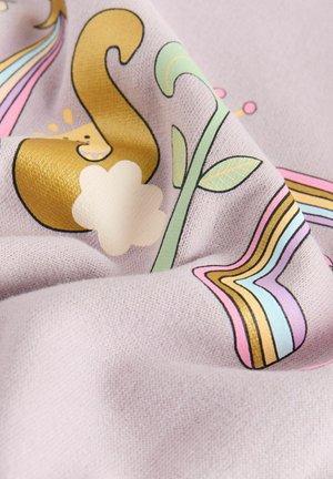 Fioletowa tkanina z fantazyjnym wzorem z akcentami w kolorze złotym, tęczami i zabawnymi elementami takimi jak chmury i liście. Gładka, teksturowana powierzchnia.