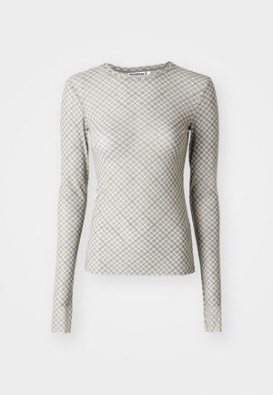 Camisola de mangas longas em cinza claro com um padrão geométrico de losangos em cinza escuro e acentos em verde, apresentando um decote redondo e um corte ajustado.
