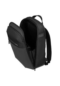 Zaino nero con un design snello, dotato di un compartimento principale con zip e una tasca frontale. Realizzato in tessuto resistente con spallacci regolabili.