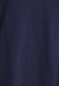 Náměsíčně modrá bavlněná tkanina s hladkou texturou a jemným strečem, s jednobarevným vzhledem a bez viditelných vzorů nebo ozdob.