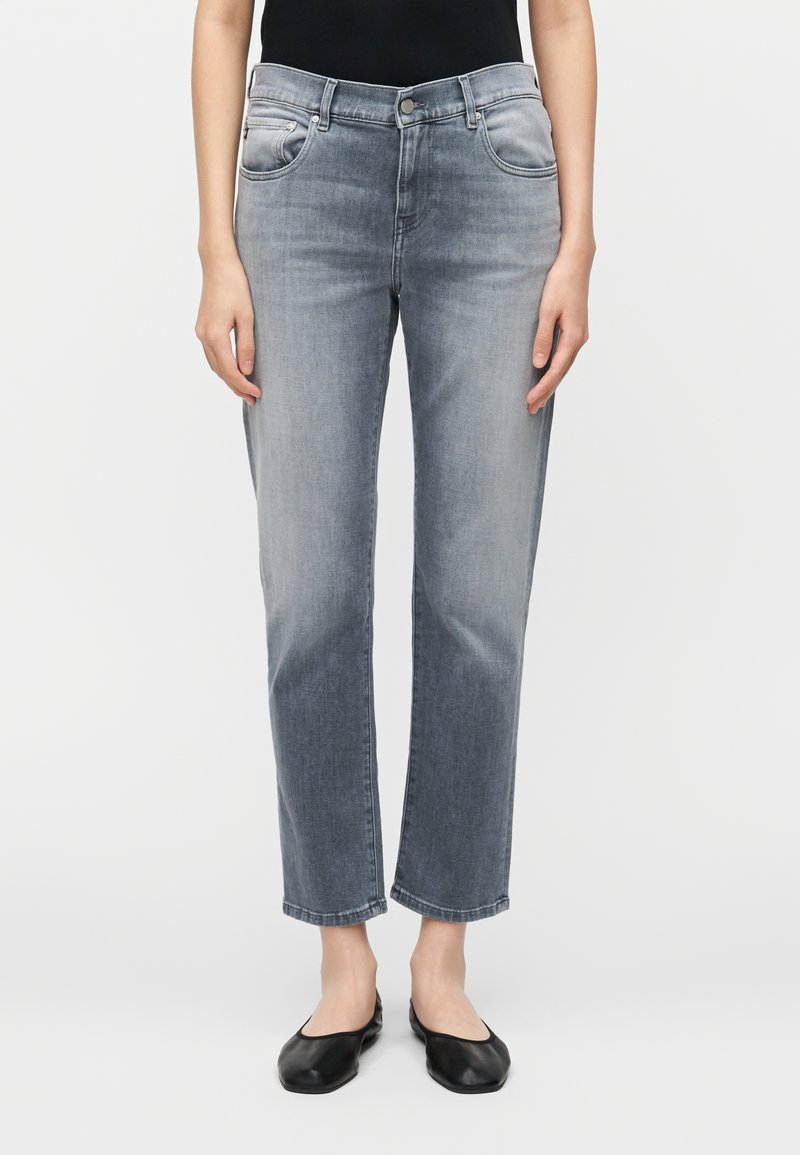 Jeans grigio chiaro a gamba dritta con cinque tasche, chiusura con bottoni e leggera effetto sbiadito. Tessuto in denim liscio, taglio alla caviglia.