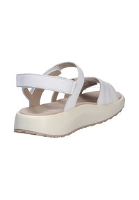 Witte platform sandalen met een bovenwerk van textuurleer dat is voorzien van kruisbandjes en een beige zool. Het ontwerp omvat een gevoerde voetbed.