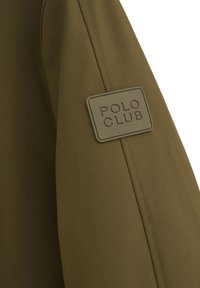 Kieszonkowa zieleń kurtki z teksturowanym materiałem, prostym wzorem oraz prostokątną gumową naszywką z wytłoczonym napisem "POLO CLUB."