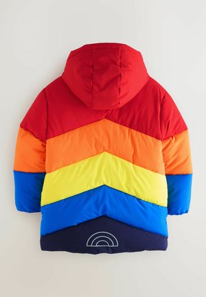 Giacca a vento colorata con cappuccio, progettata con strisce a zig zag in rosso, arancione, giallo, verde, blu e blu navy, con una grafica arcobaleno all'orlo.