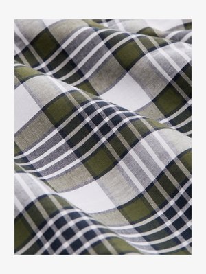 Falista tkanina w kratkę w kolorach zielonym, czarnym, szarym i białym, ukazująca szczegółową teksturę splotu i przecinające się linie.