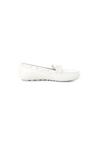 Mocassino bianco in pelle con dettagli cuciti, una piccola fascia sulla tomaia, suola in gomma testurizzata e design della punta arrotondata.
