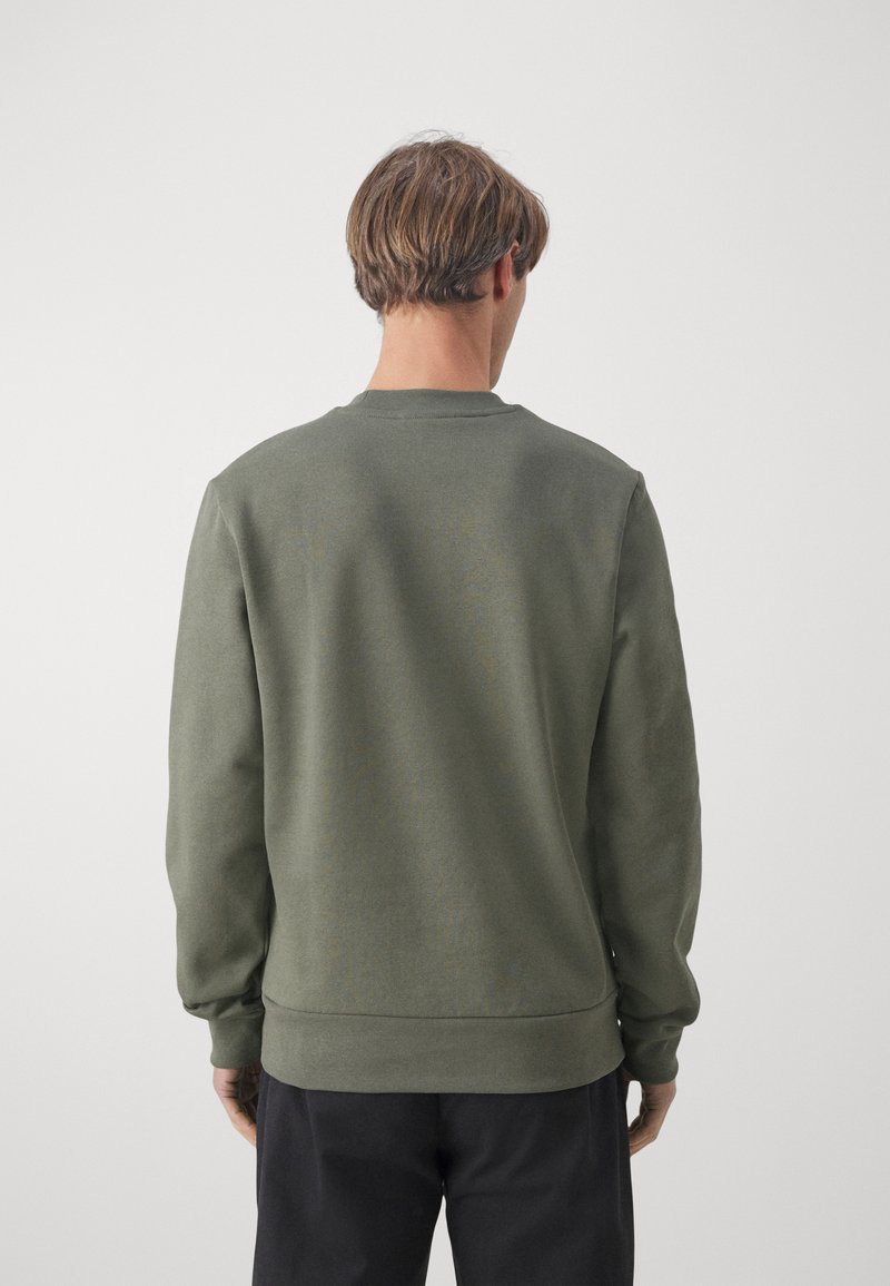 Olijfgroene sweatshirt, standaard pasvorm, ronde hals, ribgebreide boorden en onderrand, gemaakt van zachte stof, achteraanzicht toont een gladde textuur.
