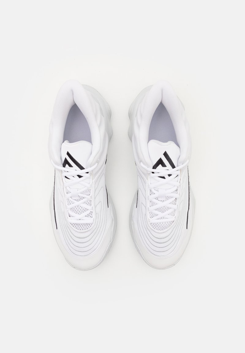 Zapatillas blancas con parte superior texturizada, acentos negros y un collar acolchado. Presentan costuras intrincadas y un diseño de suela acolchada.