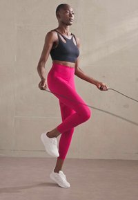 Stronger SHAPING CUT OUT BRA - Sujetadores deportivos con sujeción media - black