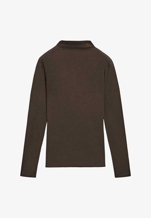 Bruine longsleeve coltrui gemaakt van zacht, geribd stof. Voorzien van een hoge kraag en een aangesloten ontwerp met recht gesneden mouwen.