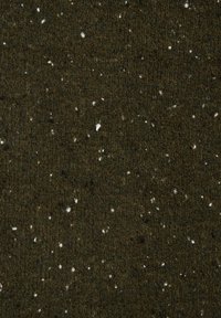 Strikket stof i mørkegrøn med spredte hvide og sorte pletter, der har en tekstureret overflade med et tæt, ensartet mønster.