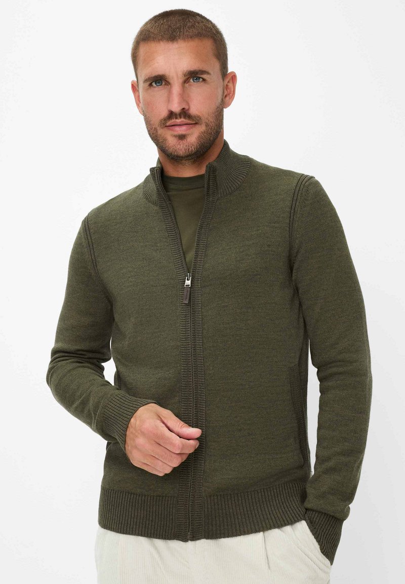 Olivgrüner Strickjacke mit Reißverschluss aus strukturiertem Strickstoff, mit Stehkragen, gerippten Bündchen und einem glatten Reißverschluss.