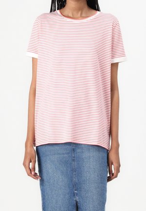 Gestreiftes T-Shirt aus pinkem und weißem Baumwollstoff mit kurzen Ärmeln und einfarbigen weißen Bündchen, mit Rundhalsausschnitt und lockerer Passform.