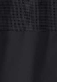 Zwarte atletische stof met een textuurrijk bovenste gedeelte met een rasterpatroon en een glad onderste gedeelte. Beide delen zijn in diepe zwarte tinten.