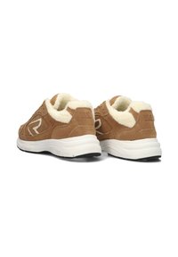 Bruine suede sneakers met een witte fleece voering, voorzien van een witte logo-accent en een gevoerde witte en zwarte zool.