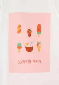 Witte t-shirt met een roze vierkant grafisch ontwerp met kleurrijke ijsroom- en ijslollyillustraties, samen met de tekst "ZOMERFEEST" in oranje.