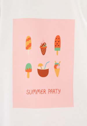Biały t-shirt z różowym kwadratowym wzorem, zawierającym kolorowe ilustracje lodów i lodów na patyku, wraz z napisem "LETNIA IMPREZA" w kolorze pomarańczowym.