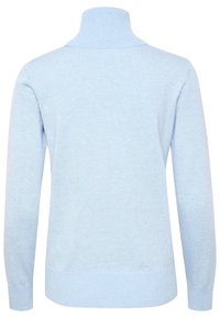 Hellblaues Strickpullover mit hohem Kragen, langen Ärmeln, gerippten Bündchen und glatter Textur. Die Rückansicht zeigt die vollständige Länge und Passform.