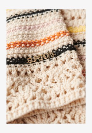 Gehaakt textiel met een crèmekleurige basis, gekenmerkt door multicolore strepen in oranje, roze en zwart, en een gouden "SUPERDRY" logo.