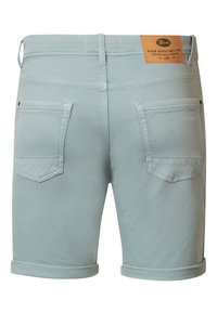 Shorts de mezclilla de color azul claro con dobladillo enrollado, dos bolsillos traseros y una etiqueta de cuero marrón con la marca en la cintura. Textura suave y lisa.