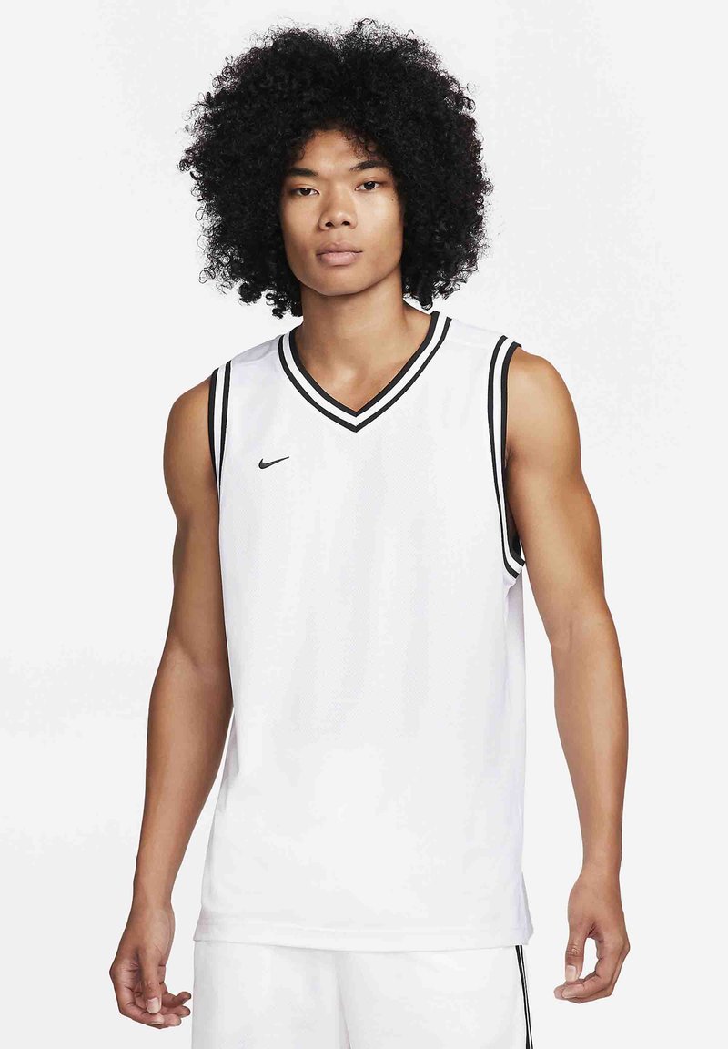Hvid ærmeløs basketballtrøje med sorte detaljer og V-hals; har mesh tekstur og Nike-logo på brystet.