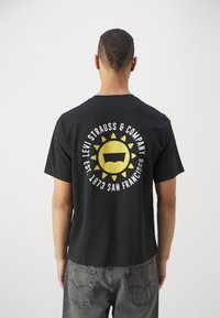 Levi's® VINTAGE FIT GRAPHIC - Apdrukāts T-krekls - caviar