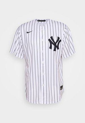 Weißes New York Yankees Baseballtrikot mit dünnen schwarzen vertikalen Streifen, Knopfleiste vorne, Nike-Logo auf der rechten Brust und Team-Logo auf der linken Brust.