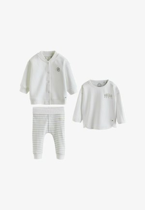 Set de haine albe pentru bebeluși cu o jachetă cu nasturi, tricou cu mâneci lungi cu textul „HELLO WORLD” și pantaloni în dungi cu talie pliată.