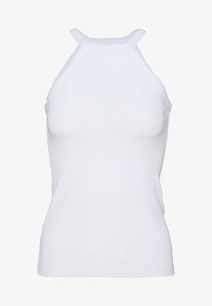 Haut dos-nu blanc côtelé sans manches avec un col rond et des bretelles fines, présentant une coupe moulante qui souligne la silhouette.