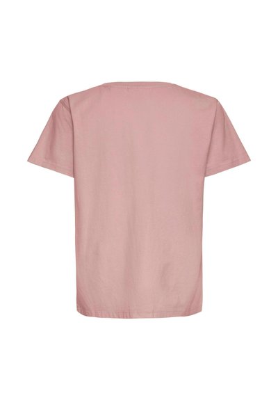 Jednoduché jednofarebné tričko v prachu ružovej farbe s krátkym rukávom zobrazené zozadu na bielom pozadí.